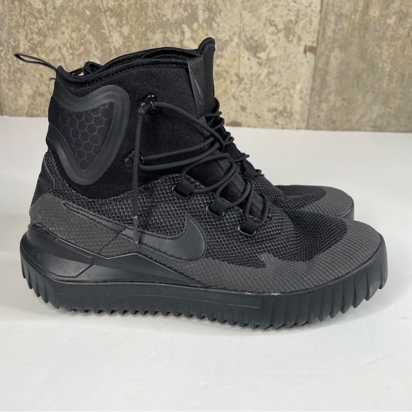 nike air wild mid triple black